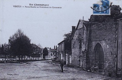 La porte Baudet et le boulevard du commerce à Vertus sur une carte postale ancienne